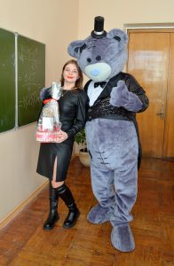 Ростовая кукла мишка тедди вручает подарок