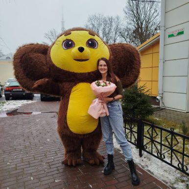 Ростовая кукла чебурашка вручает подарок