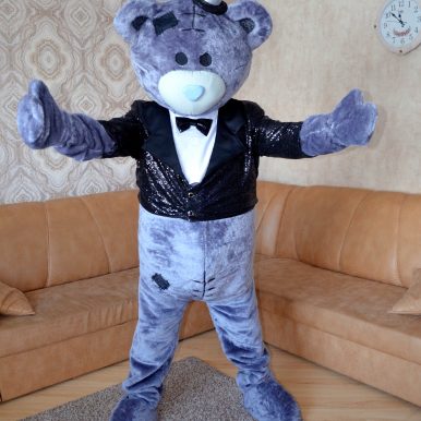 Ребенок обнимает ростовую куклу мишка тедди