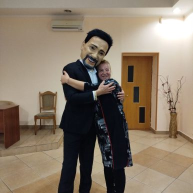 Ростовая кукла стас михайлов танцует с гостями