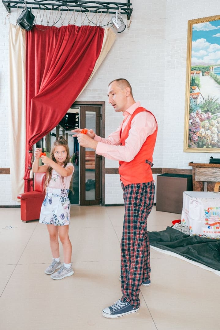 Ребенок участвует в шоу фокусов аниматоры Гомель