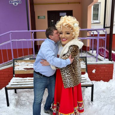 Ростовая кукла надежда кадышева танцует с гостями