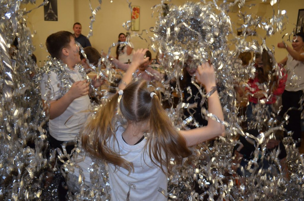 Ребенок в сугробе из фольги серебро шоу аниматоры Гомель