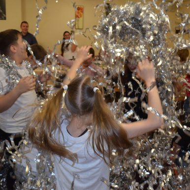 Ребенок в сугробе из фольги серебро шоу аниматоры Гомель