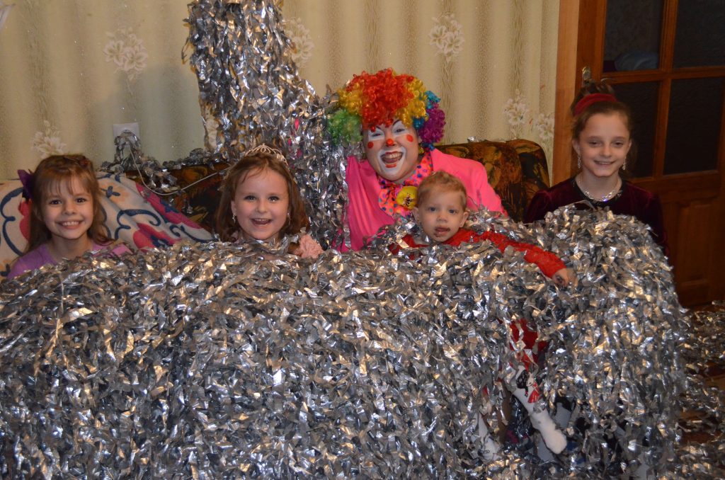 Аниматор на серебро шоу проводит конкурс Гомель