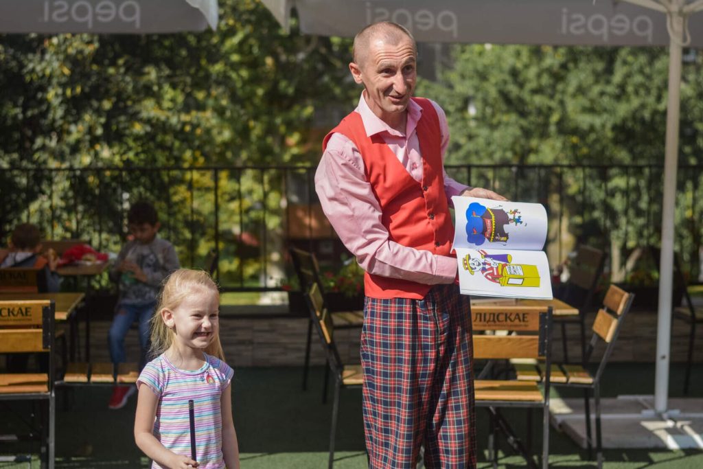 Фокусник на шоу фокусов проводит конкурс Гомель