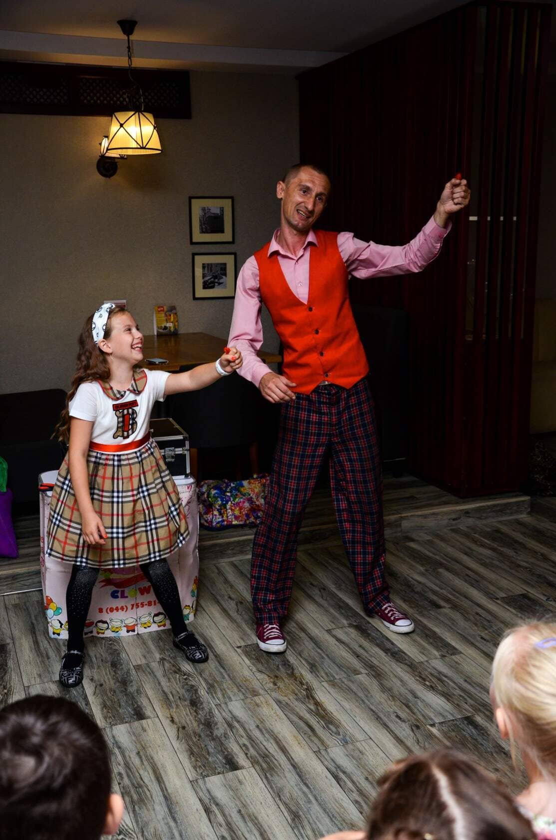 Ребенок участвует в шоу фокусов аниматоры Гомель